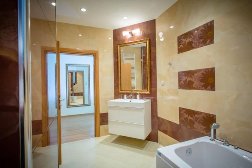 High Tech - Luxurious Apartment Софія Екстер'єр фото